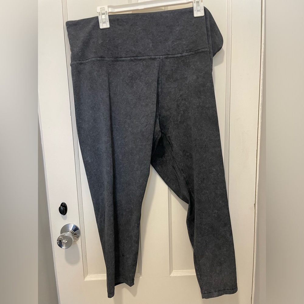 Athleta leggings. Black/gray acid wash effect. Size 3X gently worn